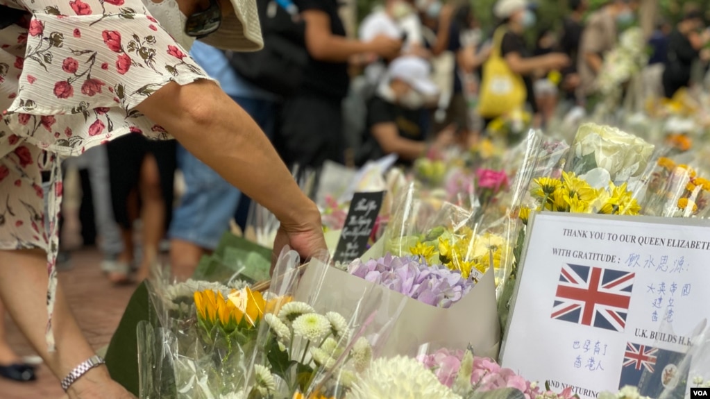 香港市民9月19日英国驻港总领事馆最后一日安排悼念英女皇伊利沙伯二世，到领事馆外献花 (美国之音/汤惠芸)(photo:VOA)