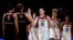 Les joueuses américaines, en blanc, saluent leurs homologues belges lors du match de groupe de la Coupe du monde de basket-ball féminin FIBA 2022 entre les États-Unis et la Belgique à Sydney le 22 septembre 2022.