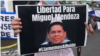 Un cartel del periodista Miguel Mendoza en San José, Costa Rica. Foto VOA