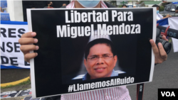 Un cartel del periodista Miguel Mendoza en San José, Costa Rica. Foto VOA