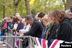 Orang-orang mengheningkan cipta pada hari pemakaman kenegaraan dan pemakaman Ratu Elizabeth Inggris, di London, Inggris, 19 September 2022. (REUTERS/Maja Smiejkowska)