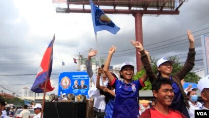 អ្នកគាំទ្រចេញមកស្វាគមន៍ក្បួនឃោសនាបោះឆ្នោតឃុំសង្កាត់របស់គណបក្សសង្គ្រោះជាតិ នៅភ្នំពេញកាលពីថ្ងៃទី២ ខែមិថុនា ឆ្នាំ២០១៧ ។ (អូន ឆេងប៉រ/VOA)