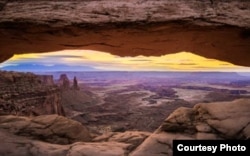 ទេសភាព​ឧទ្យាន Canyonlands National Park នៅ​ក្នុង​រដ្ឋ Utah មើល​ពី​ចន្លោះ​ផ្ទាំង​ថ្ម Mesa Arch ដែល​មានរាង​ដូច​ក្លោងទ្វារ។ (រូបថត៖David Fortney, Courtesy of MacGillivray Freeman Films)