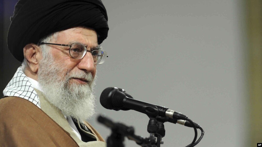 Dalam foto yang dirilis situs web resmi kantor Pemimpin Tertinggi Iran, Ayatollah Ali Khamenei menghadiri pertemuan dengan warga Qom di sebuah masjid, di kediamannya, di Tehran, 9 Januari, 2018. 