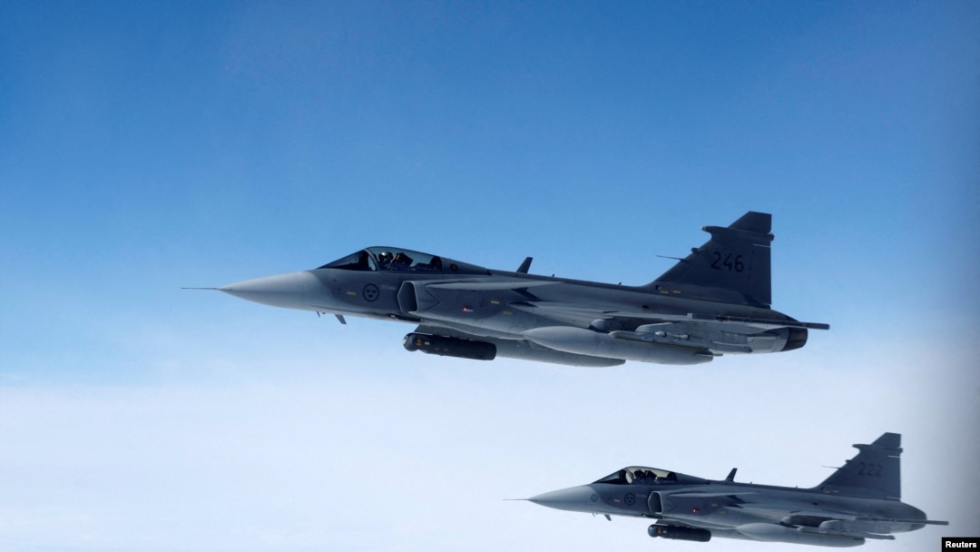 Шведские истребители Gripen в воздухе (архивное фото)