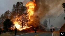 Incendio en el Morgan Valley Road cerca de Lower Lake.