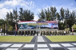 Foto bersama tentara Indonesia dan AS di markas TNI Mulawarman di Balikpapan, Kalimantan Timur, menjelang dimulainya latihan bersama terbesar, 4 Agustus 2021 (Foto: TNI AD via AFP)