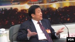 2012年3月9日，在北京举行的全国人大记者会上，薄熙来慷慨激昂地为自己和妻子辩护。（美国之音张楠拍摄）