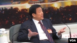 2012年3月9日，薄熙来在北京参加人大会议期间举行记者会，为自己和家人辩护。（美国之音张楠拍摄）