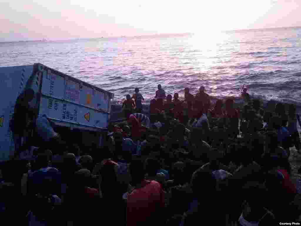 Angola, Cabinda - A população acorreu à praia após o naufrágio do navio com contentores da internacional MAERSK ao largo da costa. Maio 16, 2014