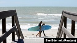 Pojedini surferi su i za vreme mera zatvaranja dolazili na plažu u okrugu Pinjelas na Floridi 