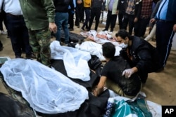 2024年1月3日伊朗首都德黑兰东南约510英里处克尔曼市爆炸中的死难者和家人