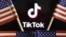 资料照：TikTok标志和美国国旗。
