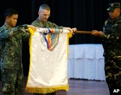 在馬尼拉的菲律賓軍隊總部，菲律賓和美國軍官展開了一面絲緞白旗，標誌著聯合軍演的開始。