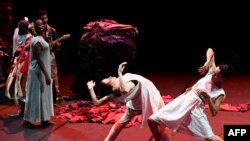 Les danseurs se produisent lors de la répétition du ballet "KIRINA" de Serge Aimé Coulibaly et de la musique de Rokia Traoré, à Marseille, le 28 juin 2018.