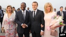 Les présidents Alassane Ouattara et Emmanuel Macron à laéroport international Felix Houphouet Boigny le 20 décembre 2019. (Photo: LUDOVIC MARIN / AFP)