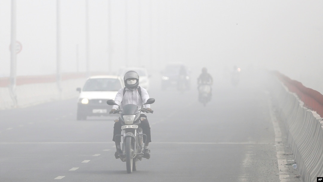 Delhi Car Use Restricted as Toxic Smog Blankets Indian Capital