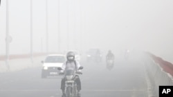အိန္ဒိယ နိုင်ငံ New Delhi အတွင်း လေထုညစ်ညမ်းနေစဉ် 