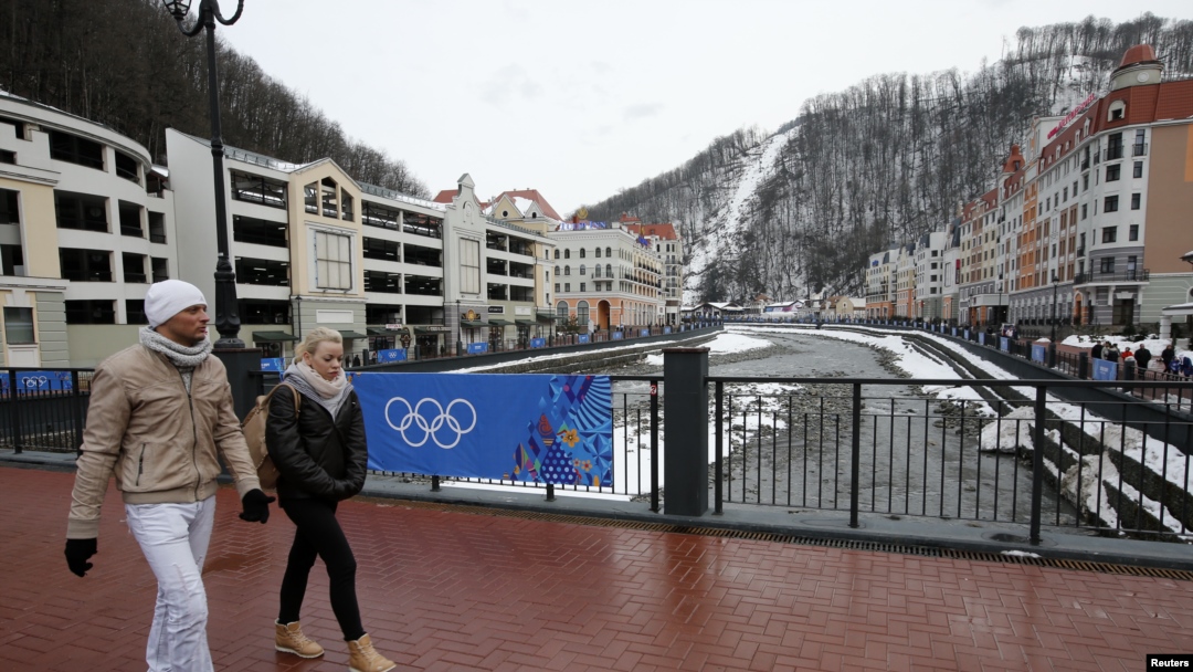 Ljudi šetaju u ski-centru "Krasnaja Poljana" blizu Sočija, 26. januara 20134. 