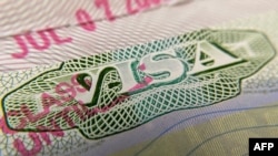 Esta ilustración muestra un sello de visa en un pasaporte extranjero en Los Angeles, el 6 de junio del 2020.