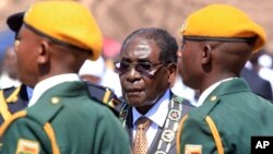 Zimbabwean President Robert Mugabe inspects the guard of honour during a ceremony in Harare, Monday Aug. 10, 2015. (AP Photo/Tsvangirayi Mukwazhi)