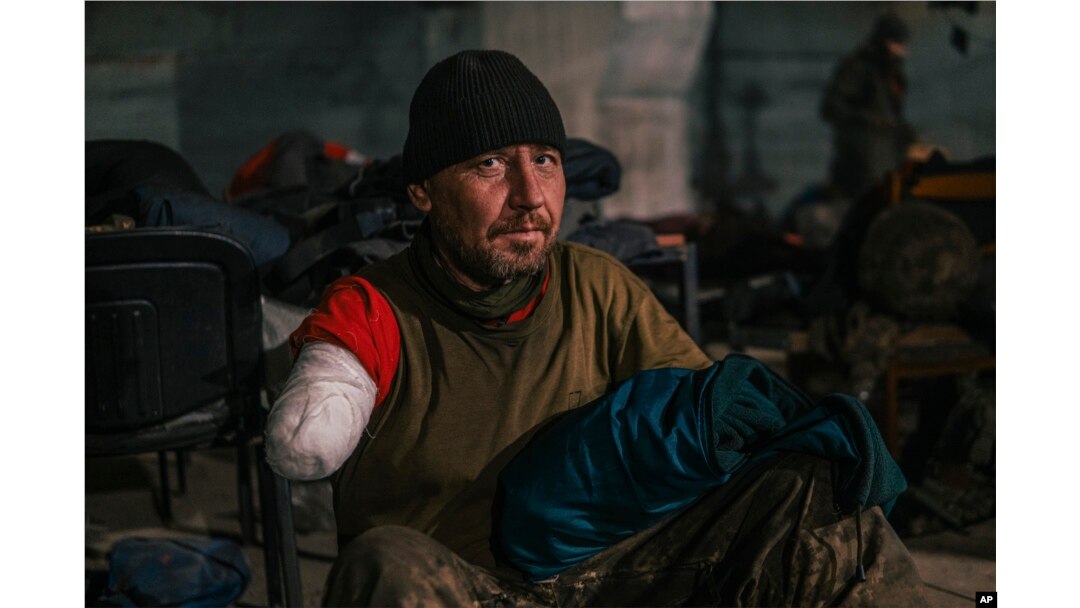 Ukrajinski vojnik ranjen tokom borbi sa ruskim snagama, pozira fotografu u čeličani Azovstal, na fotografiji koju je objavio bataljon Azov Specijalnih snaga Ukrajine, 10. maja 2022.