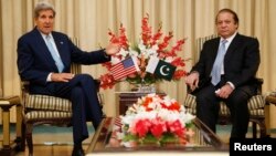 El secretario de Estado, John Kerry (izquierda) conversa con el primen ministro de Paquistán, Nawaz Sharif en Islamabad.