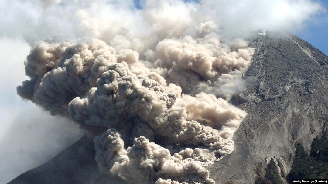 Gunung Merapi menyemburkan awan panas seperti yang terlihat dari Desa Sidorejo di Klaten, Jawa Tengah, 10 Juni 2006. (Foto: REUTERS/Andry Prasetyo)