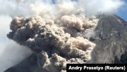 Gunung Merapi menyemburkan awan panas seperti yang terlihat dari Desa Sidorejo di Klaten, Jawa Tengah, 10 Juni 2006. (Foto: REUTERS/Andry Prasetyo)