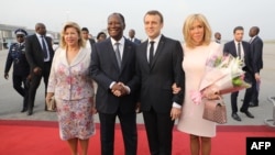 Les présidents Alassane Ouattara et Emmanuel Macron à laéroport international Felix Houphouet Boigny, le 20 décembre 2019. 