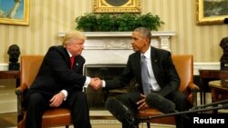 Presiden AS Barack Obama (kanan) menerima Presiden terpilih Donald Trump di Gedung Putih Kamis (10/11) untuk memulai transisi secara bertahap. 