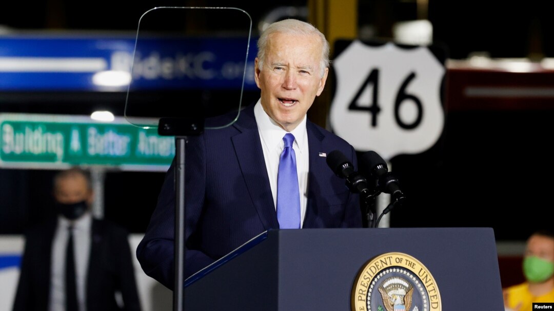 US President Joe Biden delivers remarks on infrastructure at the Kansas City Area Transportation Authority in Kansas City, Missouri, Dec. 8, 2021. 
