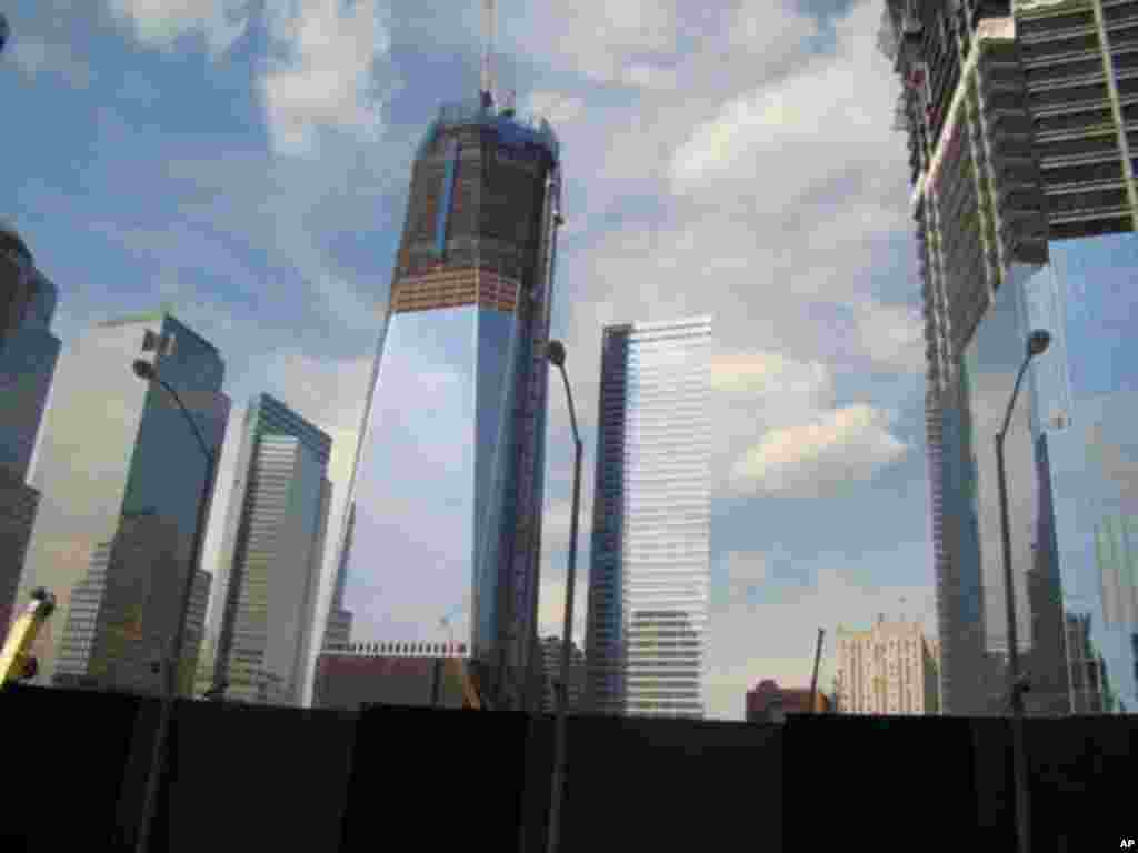 中间正在兴建中的就是自由塔，大约比右边已完工的7号大楼高1.5倍