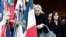La líder de extrema derecha francesa y miembro del parlamento Marine Le Pen, sale de una ceremonia para rendir homenaje a su padre, el difunto líder de extrema derecha Jean-Marie Le Pen, en la iglesia Notre-Dame en París, el 16 de enero de 2025. REUTERS