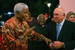 Nelson Mandela (esquerda), Desmond Tutu (centro) e FW de Klerk (direita), 1996