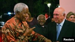 South African Nobel Peace Laureates Nelson Mandela (L) and Archbishop Desmond Tutu (2nd L) arrive for the 70th birthday celebrations of fellow laureate former President FW de Klerk (R) in Cape Town, March 17, 2006. (REUTERS/Mike Hutchings)
