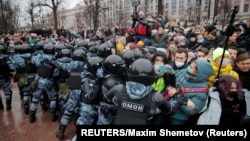 俄罗斯警察与亲纳瓦尔尼的抗议者对峙。（2021年1月23日）
