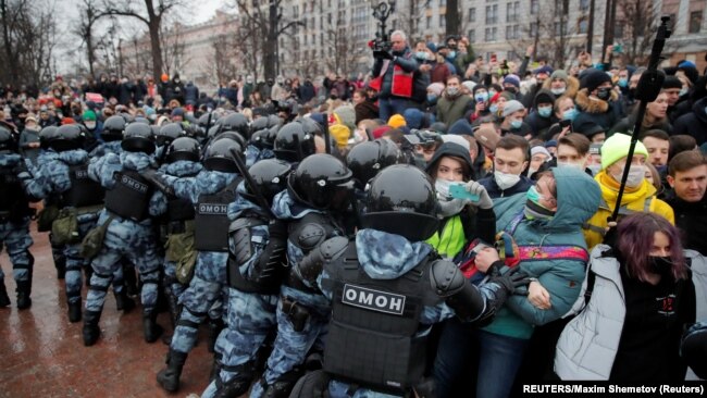 俄罗斯警察与亲纳瓦尔尼的抗议者对峙。（2021年1月23日）