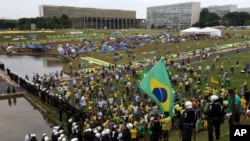 Manifestantes participan en una protesta contra la presidenta de Brasil, Dilma Rousseff, frente al Congreso Nacional en Brasilia. Nov. 15, 2015.