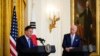 지난 5월 워싱턴 백악관에서 열린 미한 정상 공동기자회견에서 조 바이든 미국 대통령(오른쪽)이 문재인 한국 대통령의 발언을 듣고 있다.