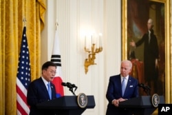 지난해 5월 워싱턴 백악관에서 열린 미한 정상 공동기자회견에서 조 바이든 미국 대통령(오른쪽)이 문재인 한국 대통령의 발언을 듣고 있다.