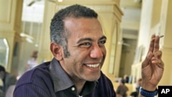 Egyptian blogger and democracy activist Hossam el-Hamalawy (file photo)