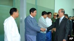 버마의 테인 세인 대통령이 14일 유럽으로 떠나기 전 양곤국제공항에서 당국자들과 악수하고 있다. 