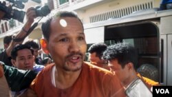 Meach Sovannara, a jailed CNRP's head of Information Department escorted by police in front of the Court of Appeals on Tuesday, August 23, 2016. (Photo: Leng Len/VOA Khmer)