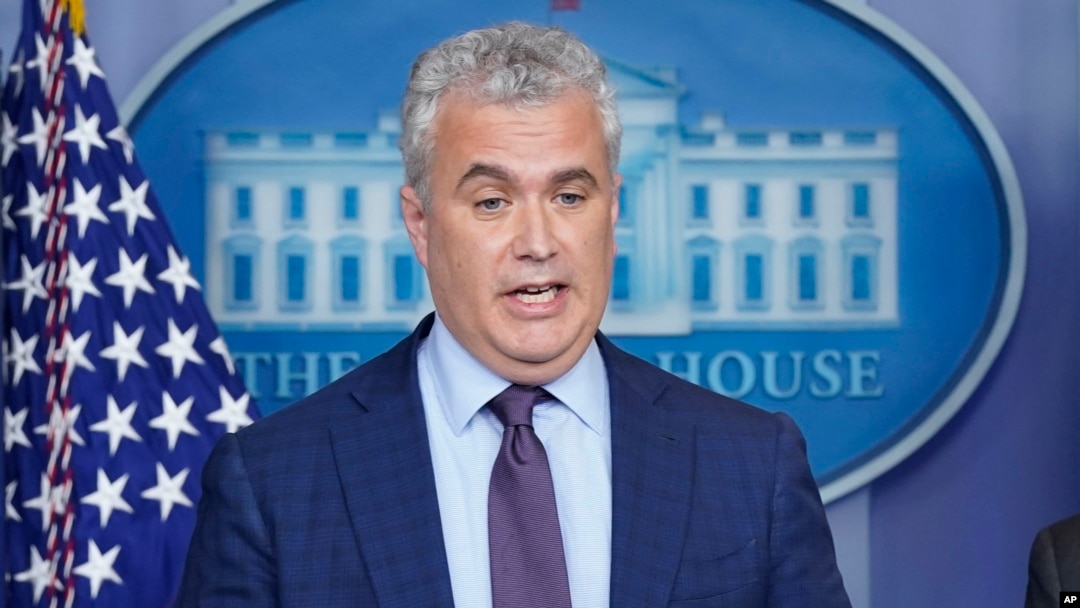 ARCHIVO - El coordinador de respuesta al COVID-19 de la Casa Blanca, Jeff Zients, habla durante una rueda de prensa en la Casa Blanca, el 13 de abril de 2021, en Washington. (Foto AP/Patrick Semansky)