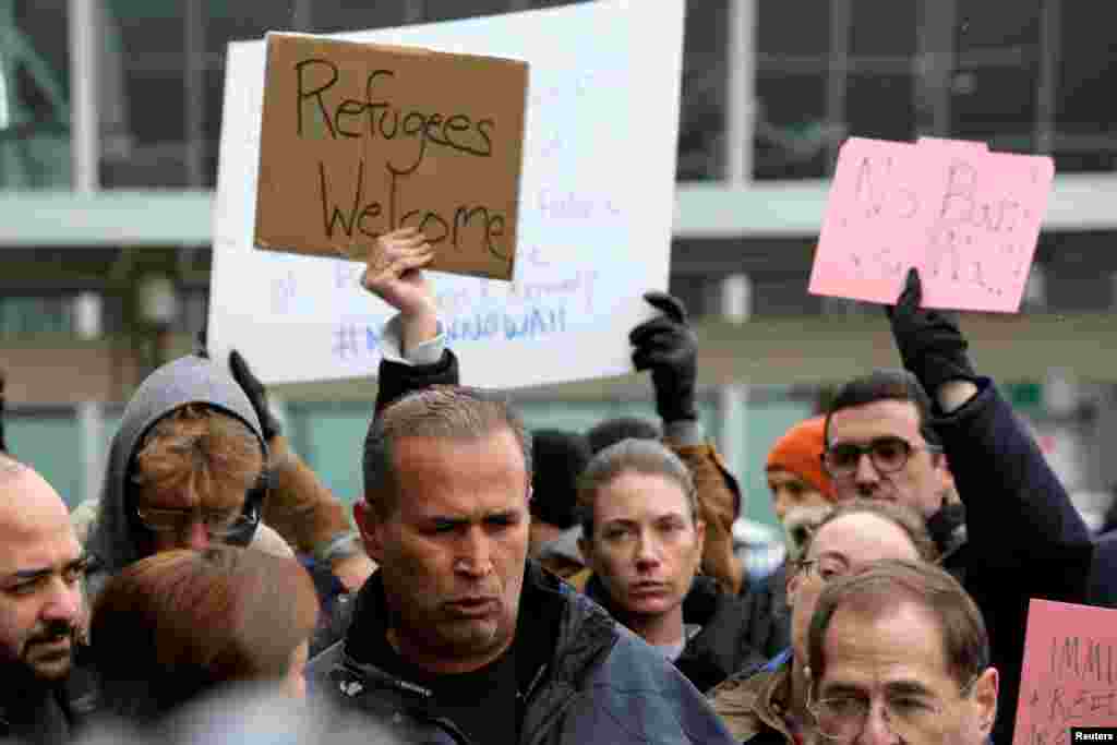 Imigran Irak Hameed Darwish berbicara kepda media setelah dibebaskan dari Terminal 4 Bandar Udara Internasional John F. Kennedy di Queens, New York (28/1). (Reuters/Andrew Kelly)