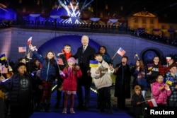 Predsjednik Biden sa djecom iz Poljske i Ukrajine poslije govora ispred Kraljevskog zamka u Varšavi, 21. februar 2023.