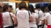 Du khách TQ mặc áo “đường lưỡi bò” tại sân bay quốc tế Cam Ranh
