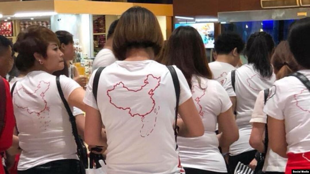 Du khách Trung Quốc mặc áo phông in hình đường lưỡi bò tại sân bay Cam Ranh. (Ảnh: Facebook Lê Nguyễn Hương Trà)