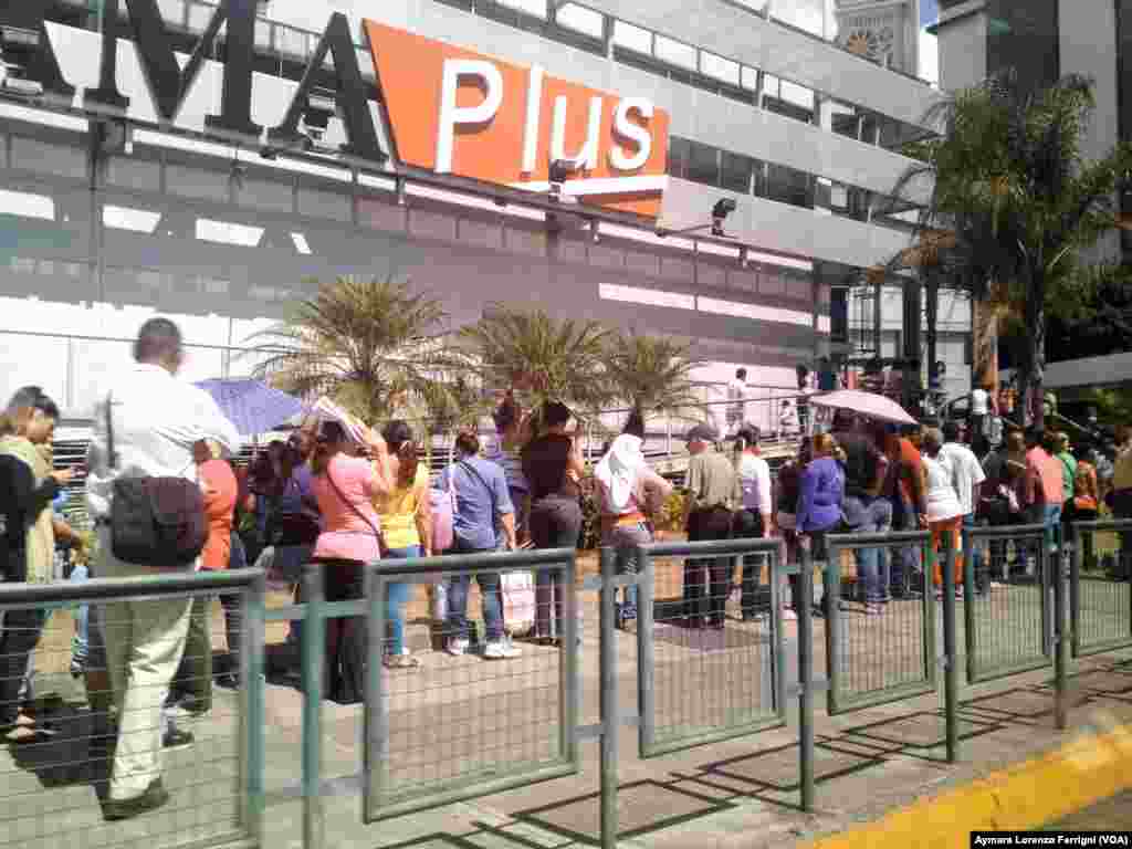 Los venezolanos desperdician a diario hasta cinco horas en la fila a la espera de poder comprar los escasos alimentos.